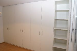 Einbauschrank mit Regal